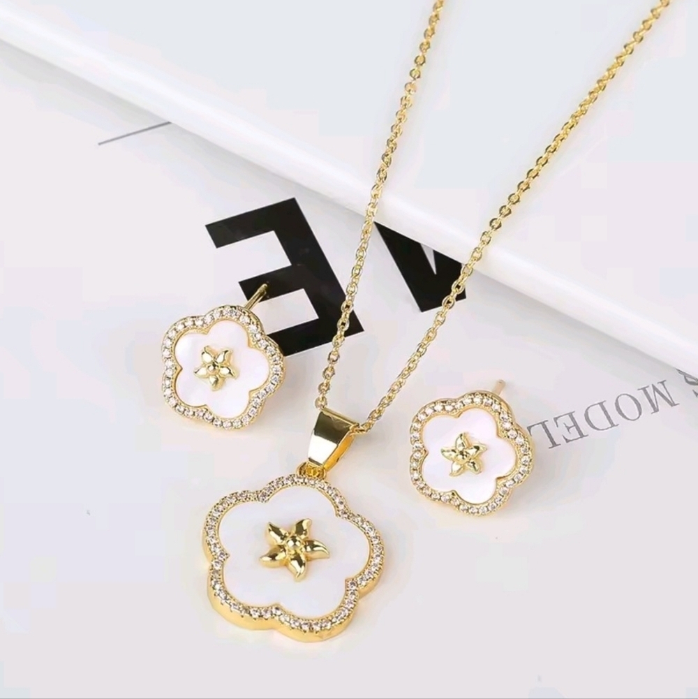 18k Gold Floral Jewelry Set White Enamel Flower Necklace & Earrings